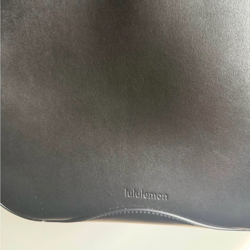 🆕 NWT Lululemon 8L Leather Alternative Bag with Gold Logo Accent - Picture 4 of 7